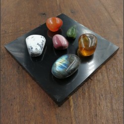 Plaque de shungite polie programmée pour décharger et réaligner pierres et cristaux de Catalogue Shungite