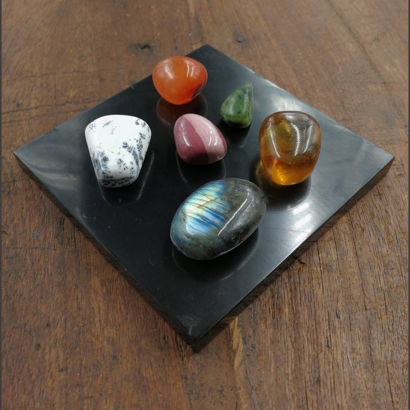 Plaque de shungite polie programmée pour décharger et réaligner pierres et cristaux de Catalogue Shungite