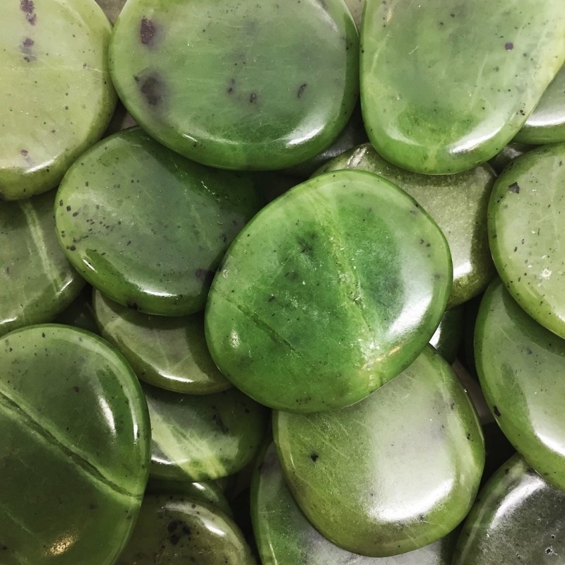 Jade nephrite - pierre plate - chakra pistache de Catalogue pierres et cristaux