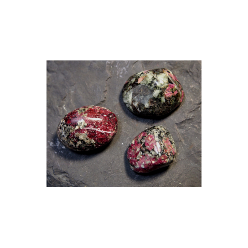 Eudialyte de Norvège - pierre roulée - 4ème chakra + chakra magenta + 1er chakra de Catalogue pierres et cristaux