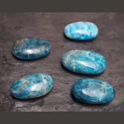 Apatite bleue - pierre plate - 5e et 6e chakras de Catalogue pierres et cristaux