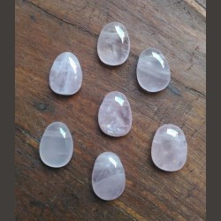Quartz rose - pendentif percé de Pierres du 4ème chakra