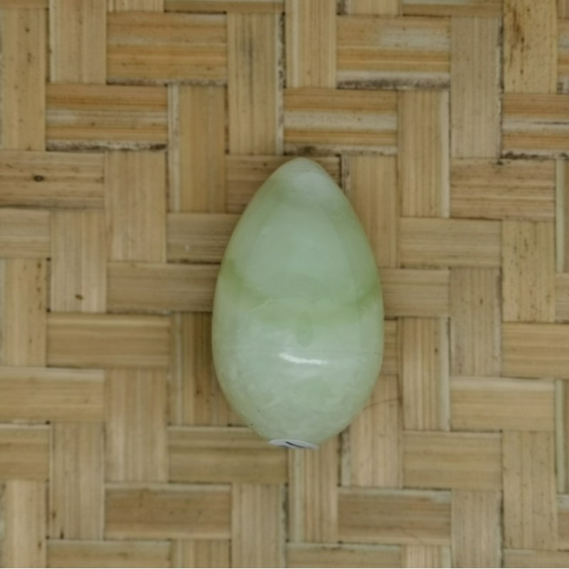 Serpentine bowenite claire - Œuf de yoni S percé - chakra pistache de Pierres du chakra pistache