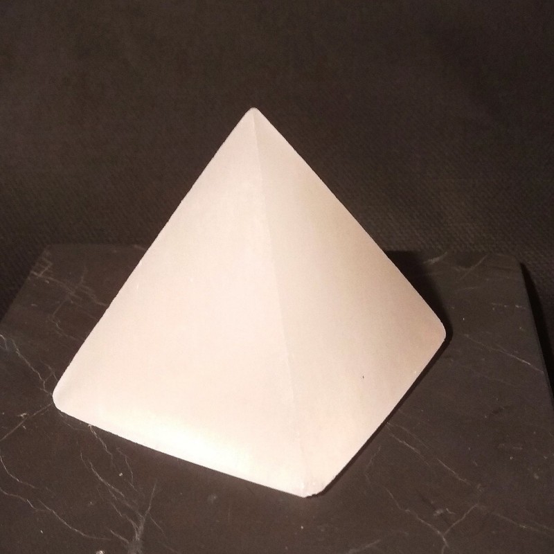 Sélénite - Pyramide 5cm - 6e chakra de Catalogue pierres et cristaux