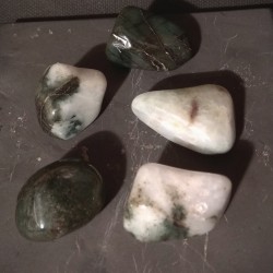 Jadeite de Birmanie - pierre roulée - 4ème chakra de Catalogue pierres et cristaux